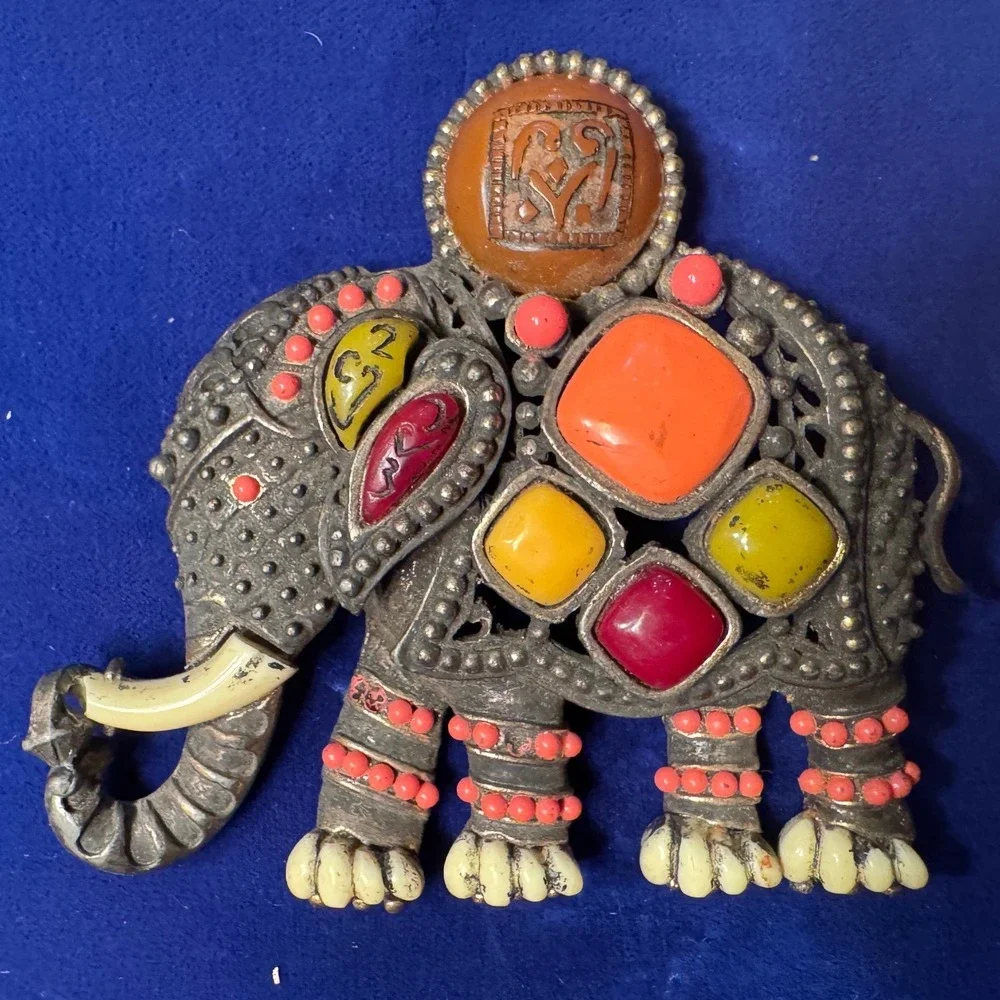 Vintage Unsigned Hattie Carnegie elephant, multicolored brooch 50 - 60's